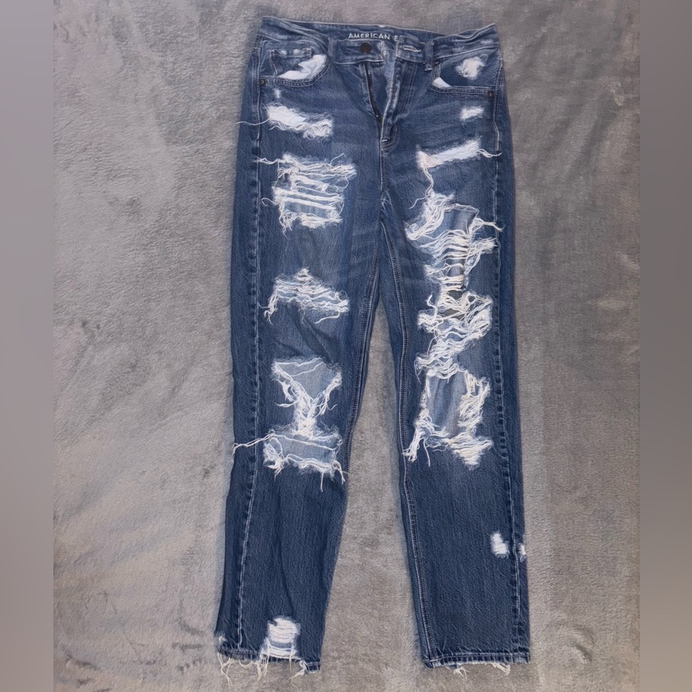 AMERICAN EAGLE high rise ripped mom jeans
